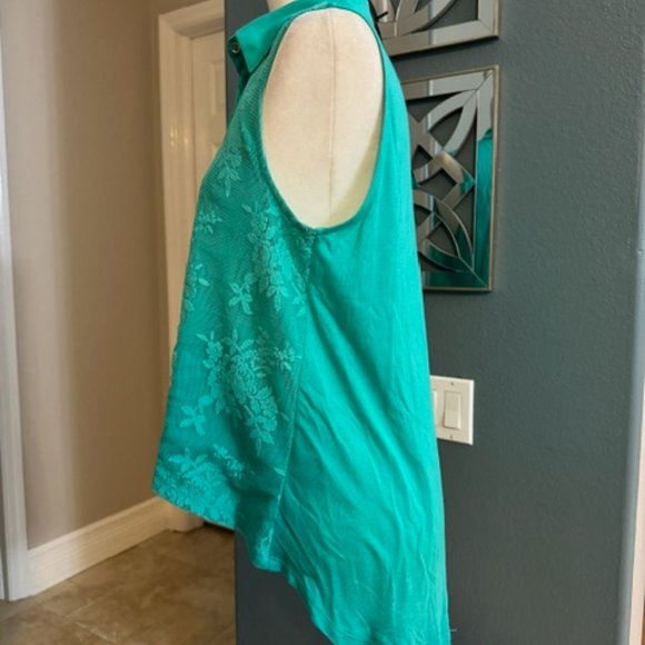 NWT Women's Top Sleeveless Button Up Lace Floral Overlay with High-low Hemline - Picture 3 of 9